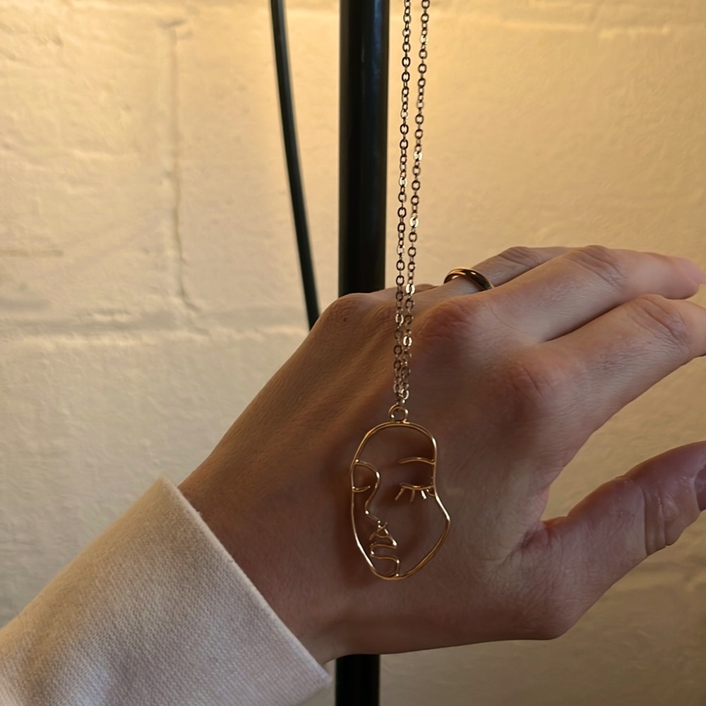 Face necklace